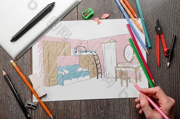 设计师在纸上画女孩房间的草图