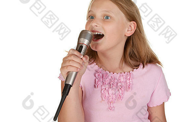 在白色舞台上唱卡拉OK的年轻女孩