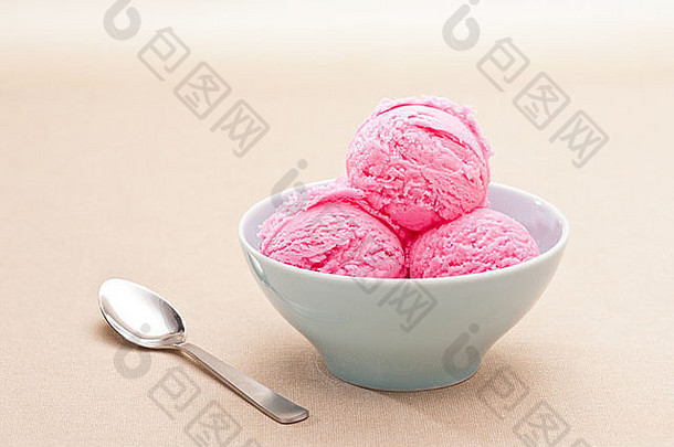 米色背景草莓冰淇淋杯