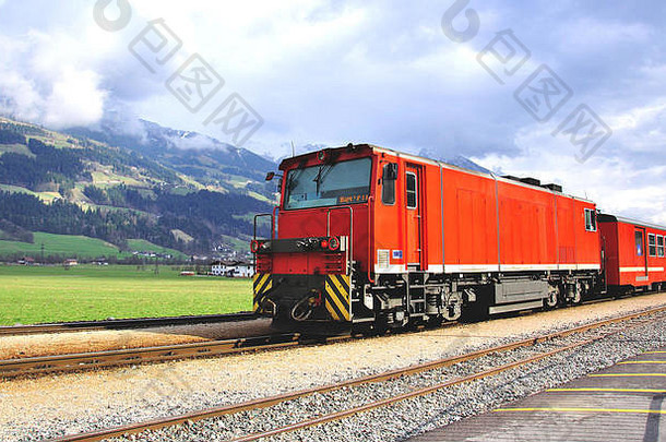 <strong>老式</strong>的红色<strong>火车</strong>穿过奥地利的阿尔卑斯山、齐勒塔尔铁路