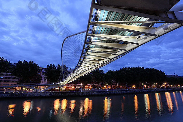 毕尔巴鄂Nervion河上的人行天桥。西班牙比斯开省