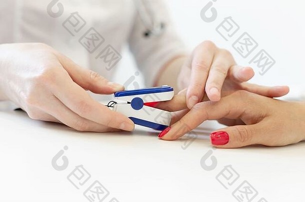 医生把心率监测器放在病人的手指上。