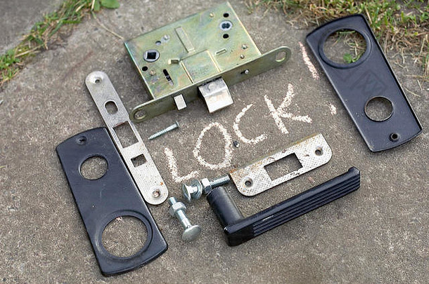 放置在地面上的拆卸门锁的特写镜头，安全概念