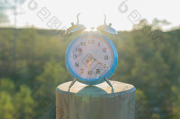古董蓝色的报警时钟夏天森林背景日光储蓄时间概念冬天时间
