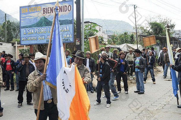 危地马拉圣佩德罗拉古纳——2014年2月12日：玛雅土著人在A湖圣佩德罗庆祝主教的到来
