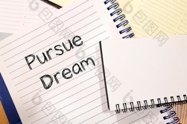 追求梦想的文字概念写在笔记本上