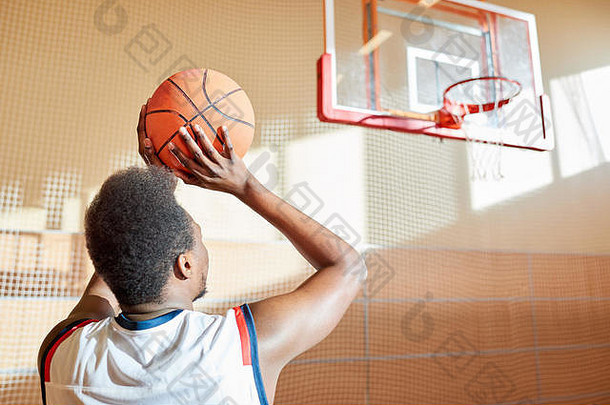 后视图确定篮球球员扔球皮 瓣