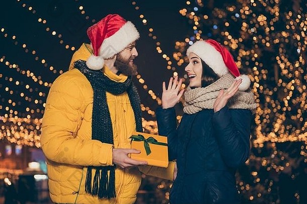 照片人夫妇丈夫的家伙给兴奋惊讶妻子夫人x-mas礼品盒newyear诺埃尔传统穿外套圣诞老人帽围巾