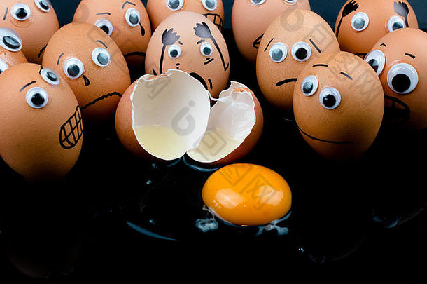 有趣的概念：生<strong>鸡</strong>蛋长着呆滞的眼睛和画出的特征，当他们看到另一个<strong>鸡</strong>蛋在他们面前破碎时，他们感到震惊和悲伤。