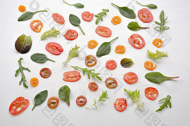 背景清晰的去构造沙拉：西红柿和各种绿叶蔬菜