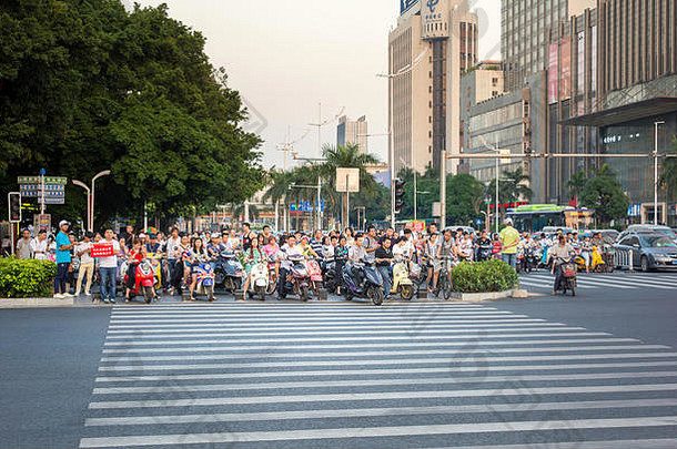 广州中国9月忙街广州人摩托车交通小时
