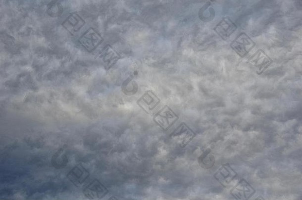 一个秋天的傍晚，阿伯丁上空，层积<strong>云</strong>的纹理粗糙的底部。自然天气背景，苏格兰，英国。