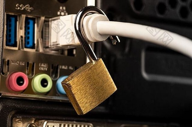 打开的锁挂在插入计算机的网络电缆上。开放接入、解锁互联网或黑客防病毒保护的概念