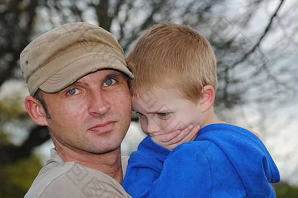慈爱的父亲和他的小儿子在公园里