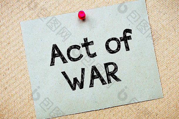 战争行为信息。钉在软木板上的再生纸条。概念形象