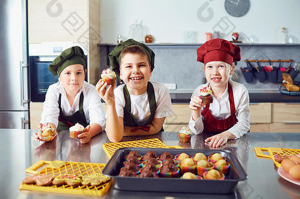 集团孩子们烹饪厨房