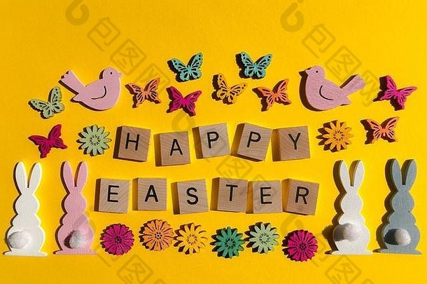复活节快乐，用木制字母写着兔、鸟、花和蝴蝶