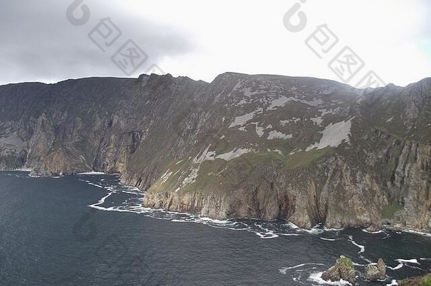 多雨天气下陡峭的悬崖和大西洋。爱尔兰共和国北部或北部的西海岸多尼格尔县。