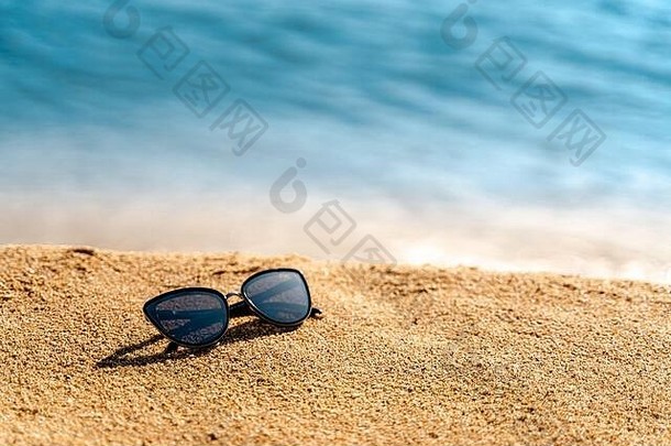 黑色的太阳镜黄色的沙子海ocen空间文本产品夏天假期