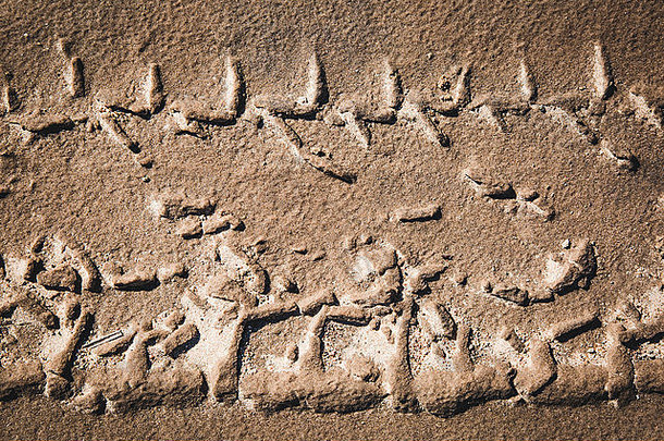 沙地上轮胎痕迹的图形照片