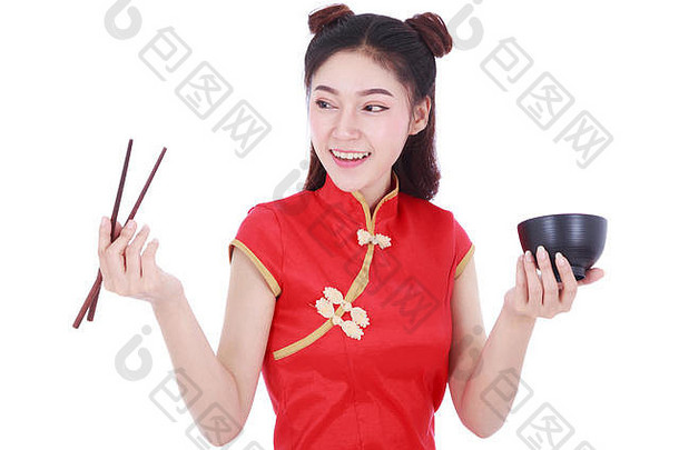 一个快乐的女人穿着中袍，筷子和碗被隔离在白色背景上
