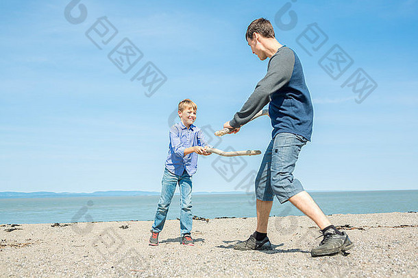 爸爸在海滩边玩儿子