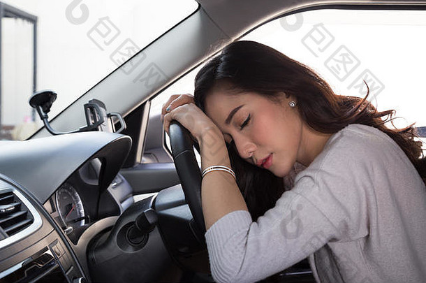 累了年轻的女人睡眠车硬工作可怜的健康坐睡着了车红色的光交通小时过度劳累概念