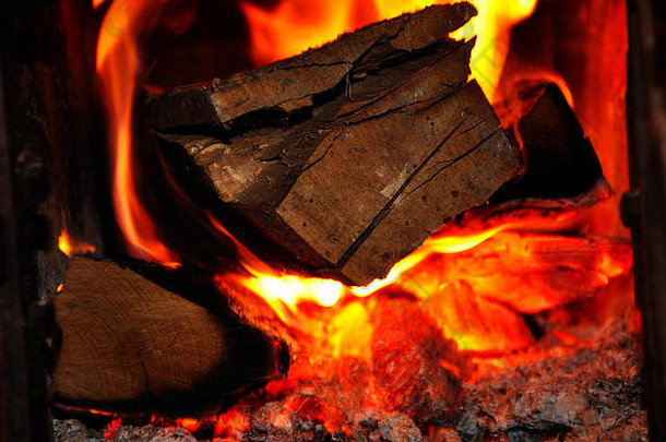 棕色木材在壁炉中燃烧，前视图特写