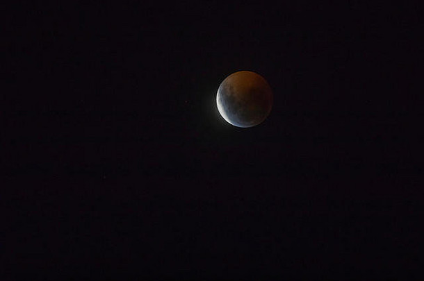 从智利圣地亚哥市拍摄的红血月食，从南半球可以看到地球阴影这一惊人的天文事件
