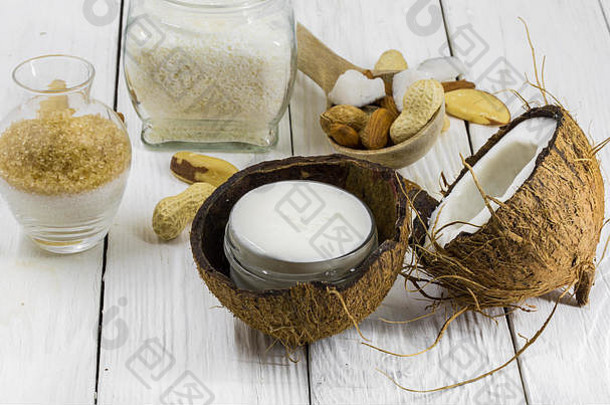 新鲜椰子，椰子奶油，木质白色背景，环保产品
