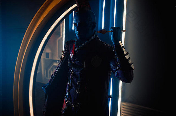 乌克兰第尼普罗——2019年6月26日：角色扮演者从<strong>漫威</strong>漫画公司的电影《银河卫士》中饰演扬杜·乌东塔，手里拿着箭。