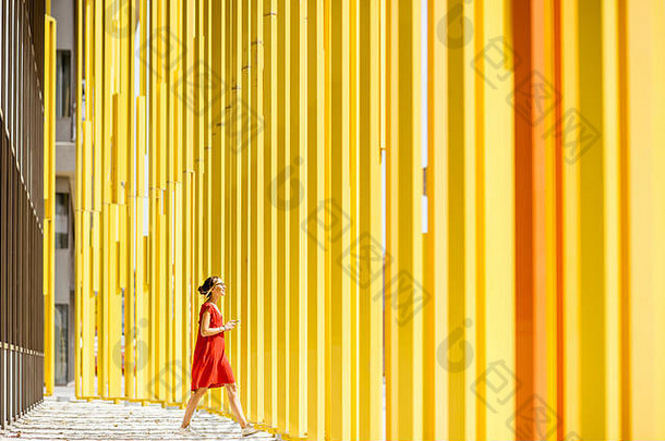 黄色建筑<strong>背景</strong>上的女人