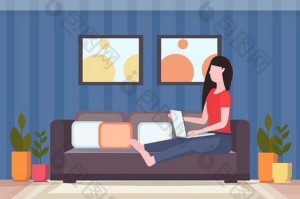 女人坐着沙发上移动PC社会媒体网络沟通数字小工具上瘾概念现代生活房间室内平完整的长度