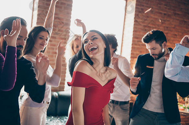 团体照片许多朋友在舞池x-mas派对上无忧无虑的心情最喜欢的青春歌曲欢天喜地一起休息穿着正式的红色连衣裙衬衫