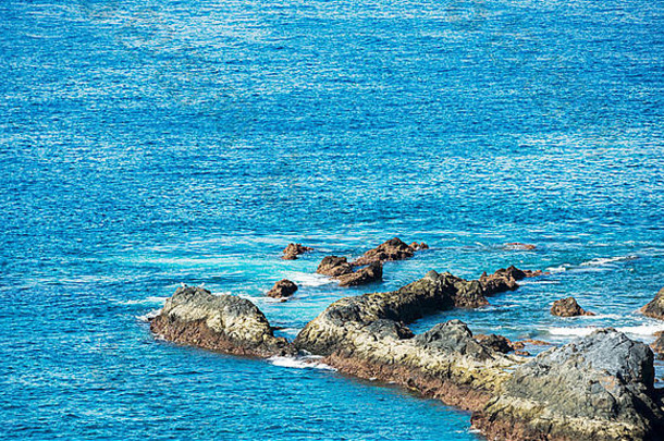 特内里费岛的蓝色海洋，海岸线为熔岩岩