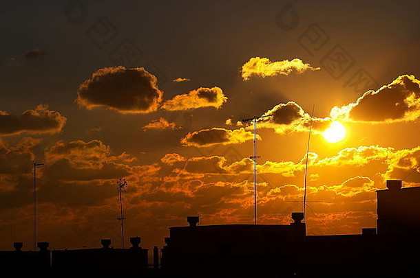 圣费尔南多市屋顶上的日落