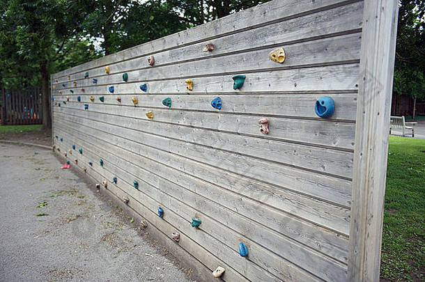 英国小学操场上的攀岩墙