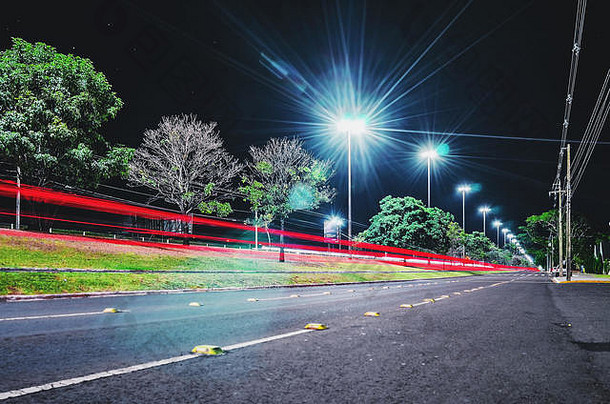 城市街包围光波兰人树晚上汽车光小径长曝光照片照片坎波大巴西大街上。