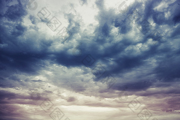 深蓝色暴风雨多云天空自然照片背景