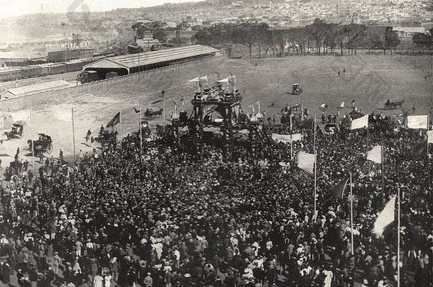在开普敦的游行上向塞西尔·罗德斯致辞。南非1897年。伦敦新闻画报