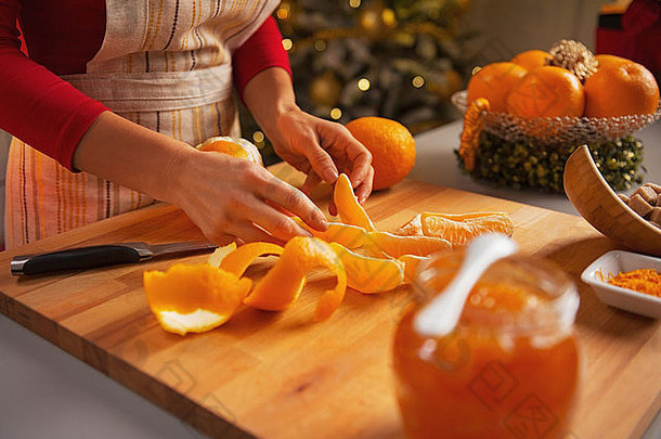 年轻家庭主妇制作橘子酱的特写镜头