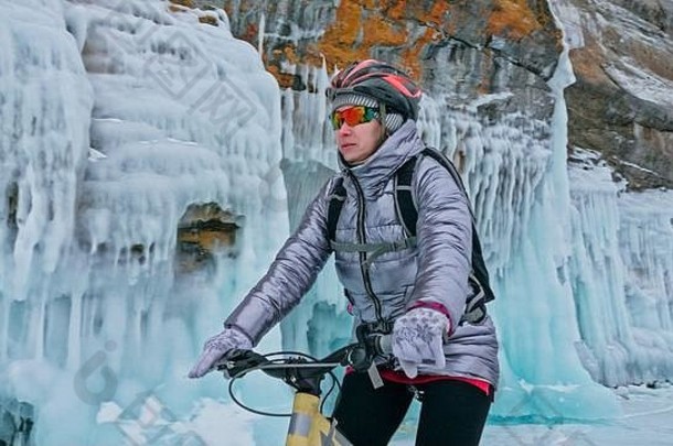女人骑自行车冰石窟岩石冰