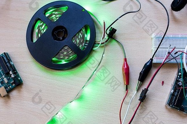 RGB led条可寻址，由微控制器控制，开源，具有绿色光通量。DIY环境照明的<strong>创客</strong>项目。灯光