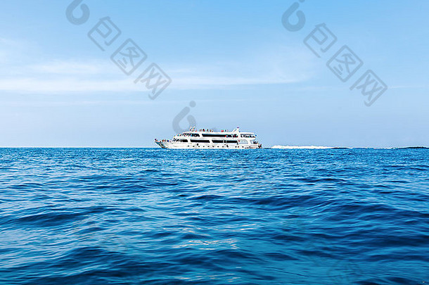 速度电动机船移动蓝色的热带海泰国
