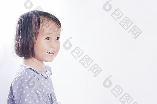 2岁小女孩的肖像，明亮的白色背景上的笑脸