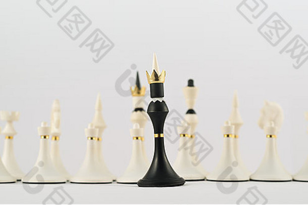 黑色的国际象棋王相反白色