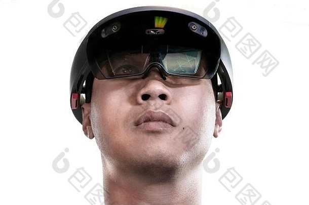 亚洲男人的低视角肖像在白色背景下与全息镜头1混合现实。未来先进技术概念