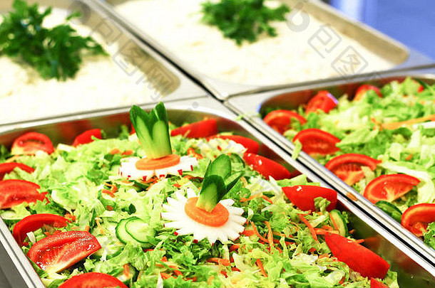 餐厅有蔬菜沙拉吧，健康食品