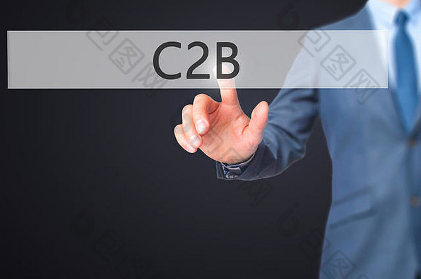 C2B-商人点击虚拟触摸屏。业务和IT概念。库存照片