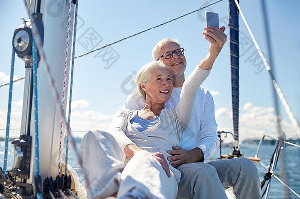 老年人智能手机采取自拍游艇